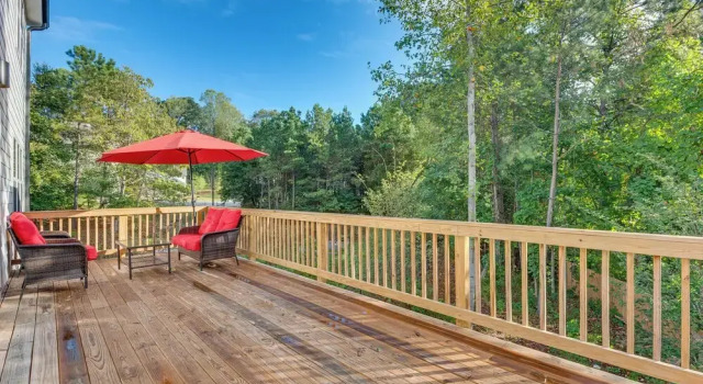 Коттедж 11 Mi to Dtwn: Luxe Atlanta Retreat w/ Deck & Yard