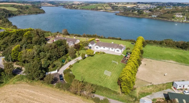 Marina views, Kinsale, Exquisite holiday homes, sleeps 20, Book Hotel Hoteller i Kinsale med parkering, Parkering