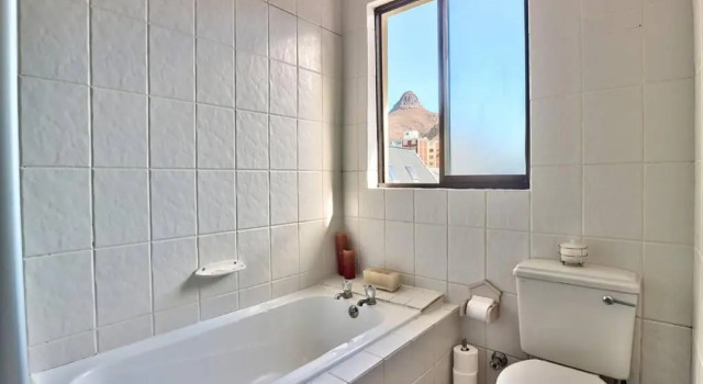 Sunny Apartment in SEA POINT right by PROMENADE, Забронировать Апартаменты/квартира Отели Cape Peninsula с парковкой, Парковка