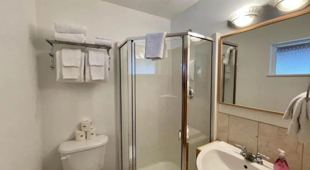 Коттедж Cozy 2 Bedroom Waterfront Cottage With Hot Tub