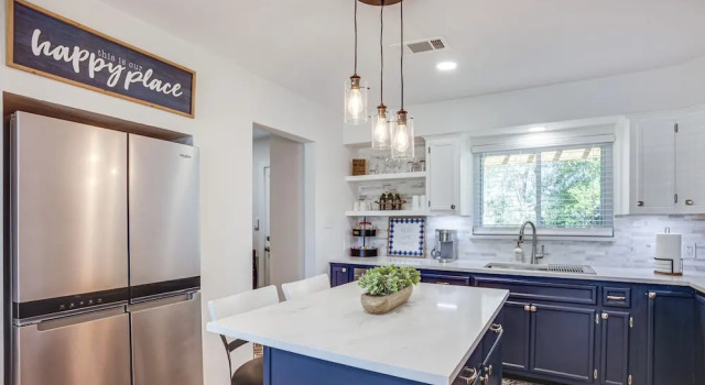 Коттедж Pet-friendly Tomball Cottage: Steps to Downtown!