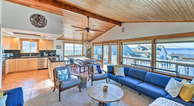 McKees Beach House with Ocean Views, Hot Tub, Réserver Hôtel Stanwood Washington