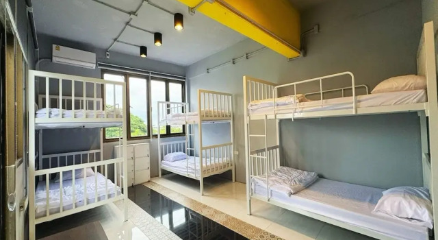 Кровать в общем номере Sukhum Huai Khwang Guest House