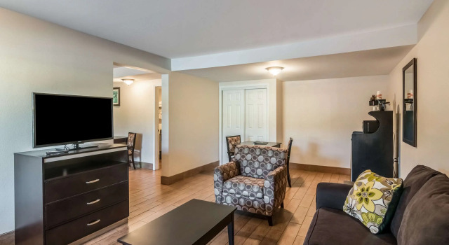 Quality Inn & Suites near Downtown Bakersfield