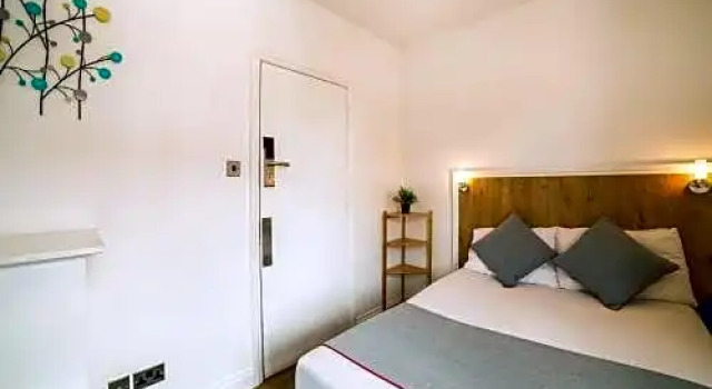 Четырёхместный номер Standard OYO TamTam Acton Hotel