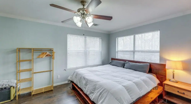 Коттедж Pet-Friendly Austin Home w/ Private Yard + Deck