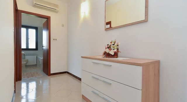 Apartment 827