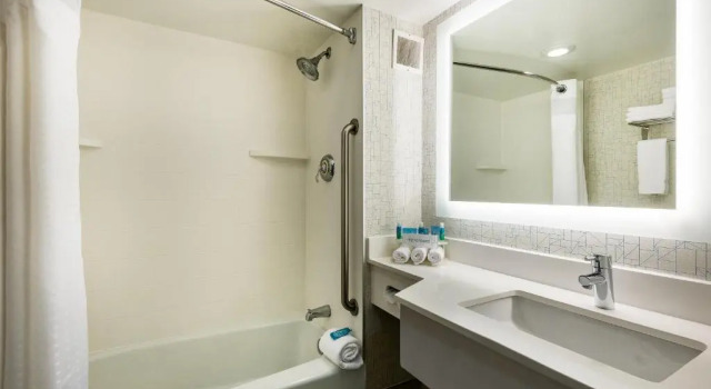 Четырёхместный номер Standard Holiday Inn Express Flint-Campus Area by IHG