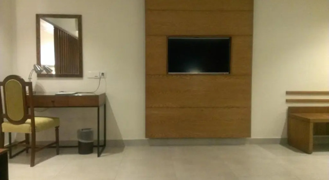 Полулюкс Regent Plaza Hotel & Convention Centre