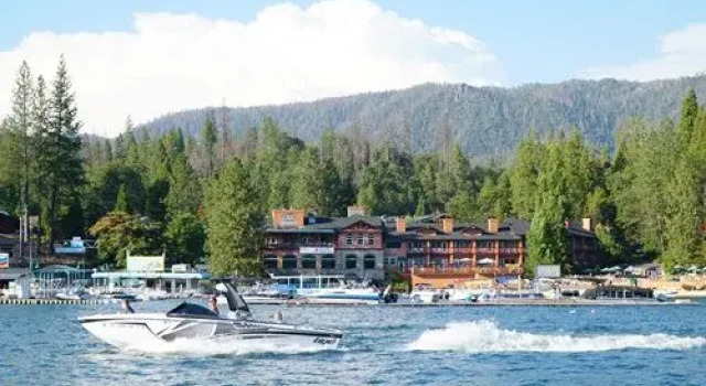 The Pines Resort - 3 Nights, Bass Lake, USA, Забронировать Курортный отель Отели Басс-Лейк с бассейном, Бассейн