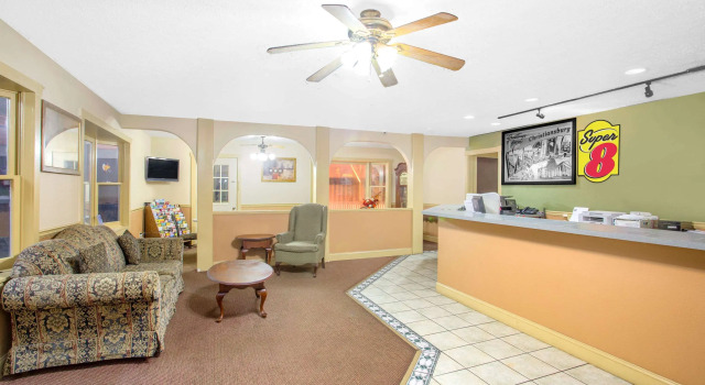 Super 8 Motel Christiansburg, Varaa Hotelli Hotellit Minnesota pysäköinnillä, Pysäköinti