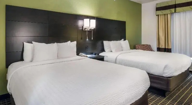 Четырёхместный номер Standard с балконом Clarion Inn & Suites Weatherford South