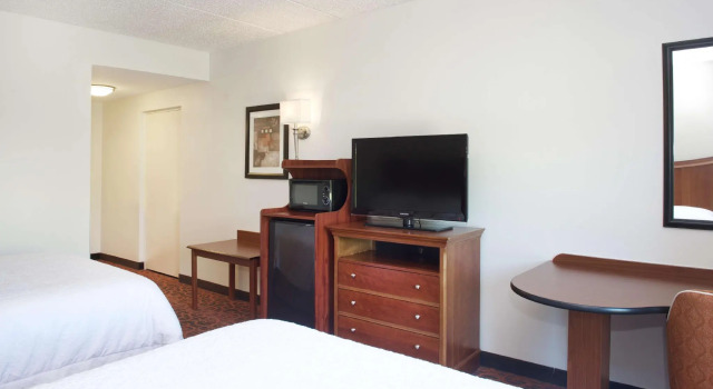 Четырёхместный номер Standard Hampton Inn & Suites Pittsburgh-Meadow Lands