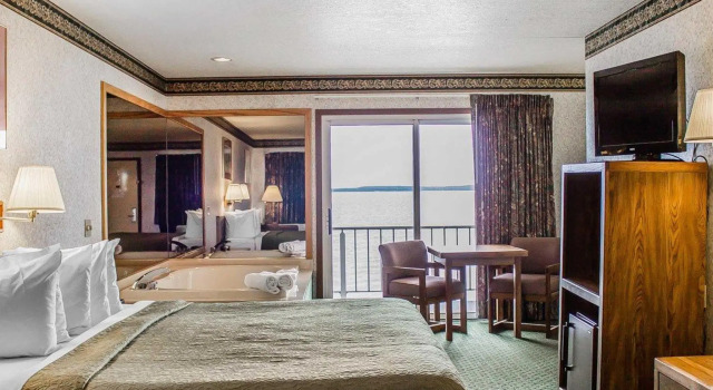 Номер Standard Quality Inn Lakefront