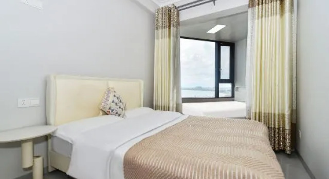 Двухместный люкс с 2 комнатами с балконом и с видом на море Woniu Lvdou Scenic Apartment (Beibuwan No. 1)