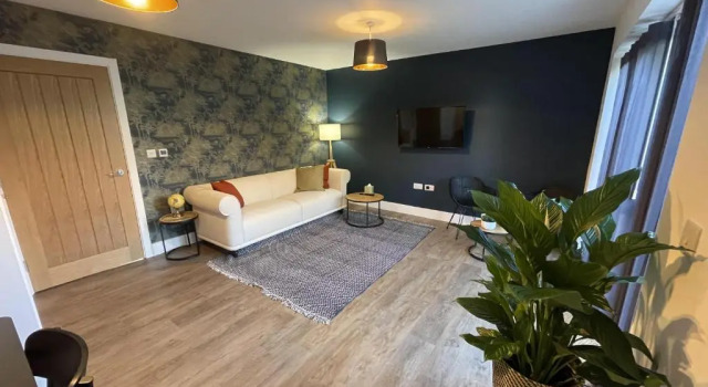 3 Double Bed Luxurious House Near Heathrow Airport