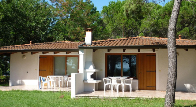 Semi-detached bungalow with terrace not far from the sea, Book Hotel Hoteller i Friuli Venezia Giulia med parkering, Parkering