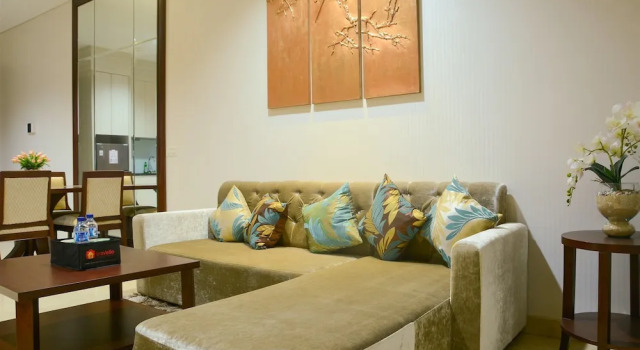 Elegant Four Winds Apartment with Infinity Pool Facility, Book Apartment Grogol Jakarta