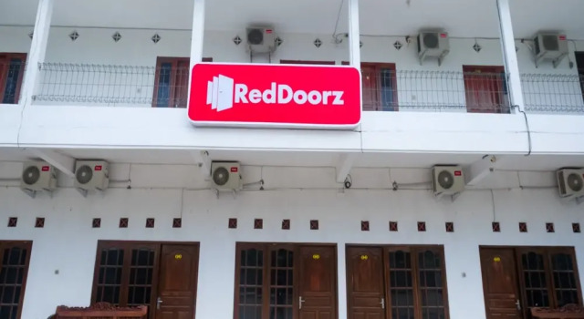 RedDoorz near Plaza Ambarrukmo Yogyakarta, Book Hotel Catur Tunggal 