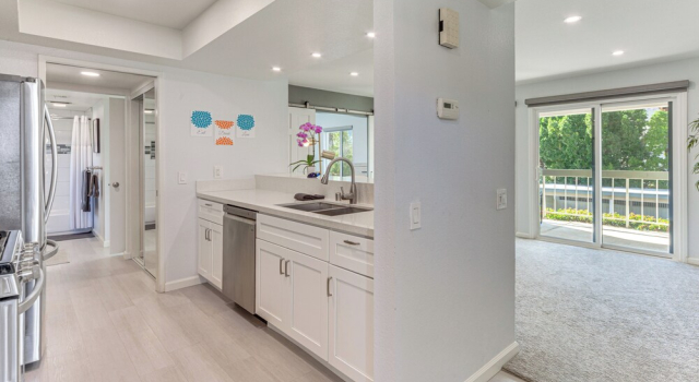 2 Mi to Dtwn Palm Springs! Modern Condo w/ Pool, Забронировать Апартаменты/квартира Палм-Спрингс Coachella Valley, рядом с Loehmanns Plaza Shopping Center