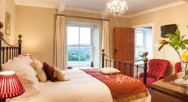 Tyllwyd Hir Bed and Breakfast, Book Hotel Llanwrda Glamorgan