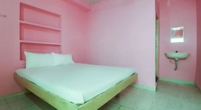 Hotel Queens Inn by OYO