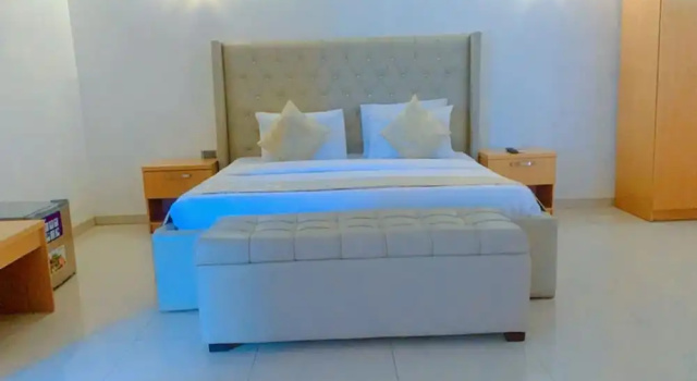Одноместный полулюкс Отель Roses Regency Suites