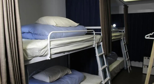 Кровать в общем номере Guesthouse Banvina ゲストハウス バンビーナ