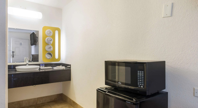 Четырёхместный номер Standard Americas Best Value Inn Bowling Green
