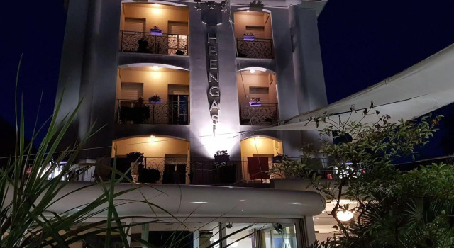 hotel bengasi, Забронировать Отель Отели Римини - центра городов - Римини с бассейном, Бассейн