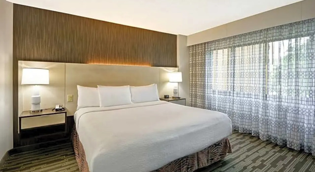 Двухместный люкс Premium Conference Отель Embassy Suites by Hilton Charlotte