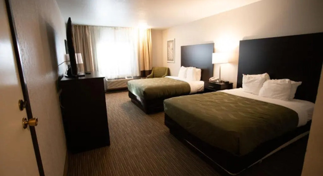 Четырёхместный номер Standard с видом на бассейн Clarion Pointe Winslow I-40