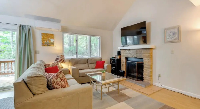 Near Skiing & Lakes: Contemporary Poconos Townhome, Book Apartment Holiday Poconos United States of America