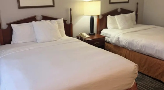 Четырёхместный номер Standard Country Inn & Suites by Radisson, Elgin, IL