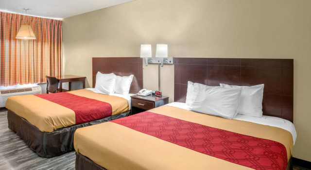 Четырёхместный номер Standard Econo Lodge near Missouri University of Science and Technology