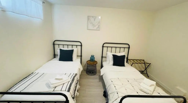 Апартаменты Adorable 2-Bedroom Basement in Vancouver