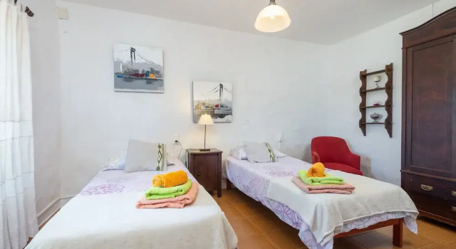 Can Sua in Mallorca With 4 Bedrooms and 2 Bathrooms, Rezerwuj Willa Hotele w Majorka z parkingiem, Parking
