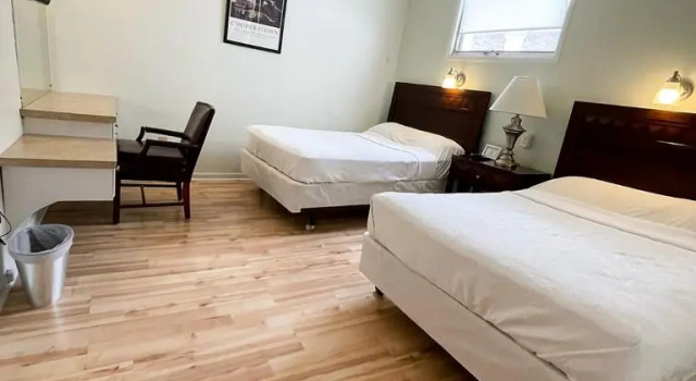 Четырёхместный номер Comfort Baseball Town Motel
