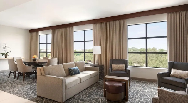 Двухместный люкс Deluxe Embassy Suites by Hilton San Antonio Brooks Hotel & Spa