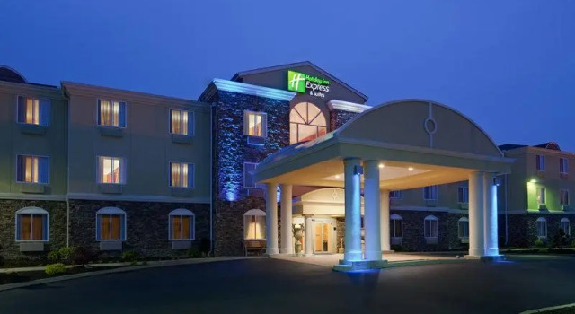 Кровать в общем номере Holiday Inn Express Hotel & Suites Swansea by IHG
