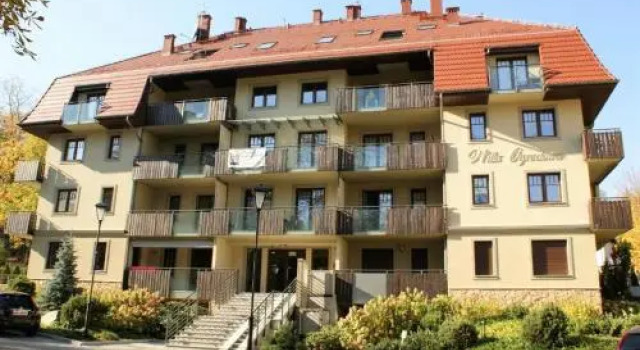 Apartament z Ogrodem, Забронировать Апартаменты/квартира Отели Поляница-Здруй с парковкой, рядом с Polanica Zdroj Train Station, Парковка