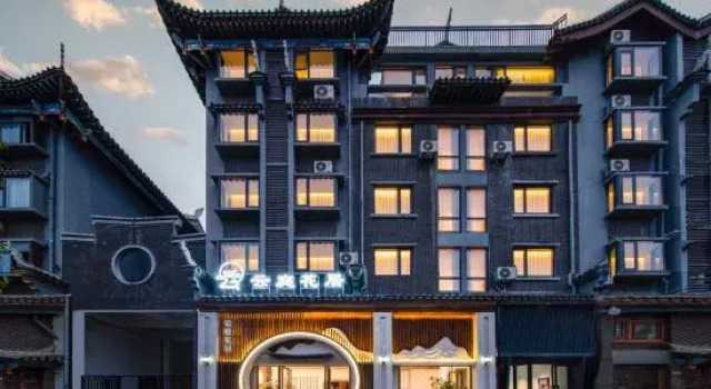 Cloud Blossom Hotel