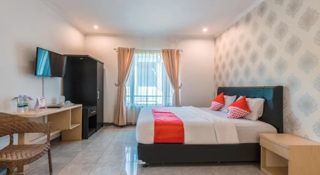 Люкс Deluxe с балконом Hotel O Bogor Puncak Near Padang Golf Bukit Pelangi Formerly Gunung Geulis Village