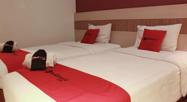 RedDoorz Plus near Bandung Station 2, Book Hotel Hotels in Bandung with a Pool, near Braga City Walk, Swimming Pool