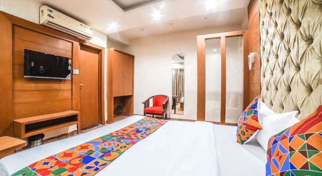 Номер Premium Fabhotel Johri Regency