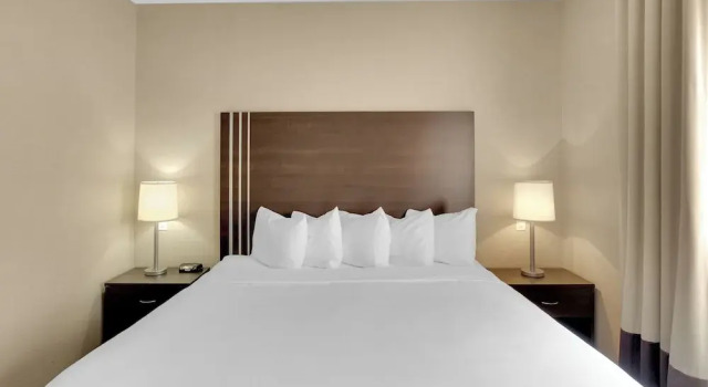 Duvernay Inn & Suites, Boek Hotel Hotels in Fox Creek met parkeren, Parkeren