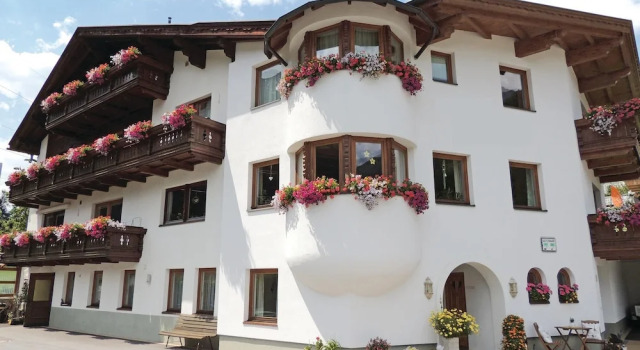 Awesome Apartment in St. Anton With 1 Bedrooms, Забронировать Апартаменты/квартира Апартаменты Санкт-Антон-ам-Арльберг, рядом с Горнолыжный курорт Арльберг, Апартаменты/квартира