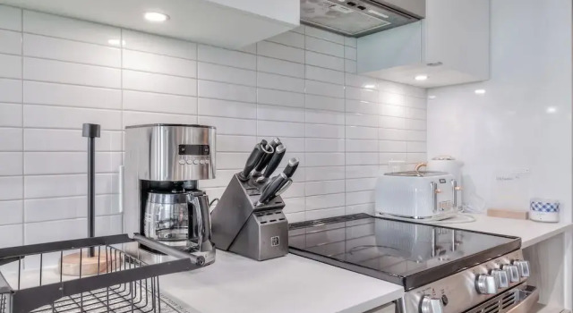 Люкс Eaton Center Suites &  Towers