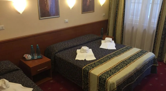 Hotel Galeno, Забронировать Отель Отели Рима с парковкой, рядом с Универмаг La Rinascente, Парковка