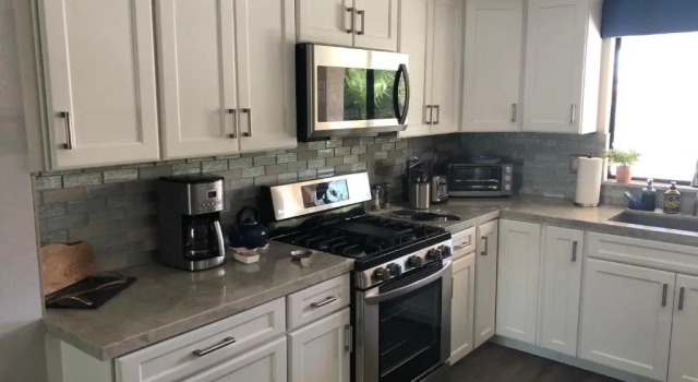 Коттедж Comfortable vacation property 12 minutes from downtown.